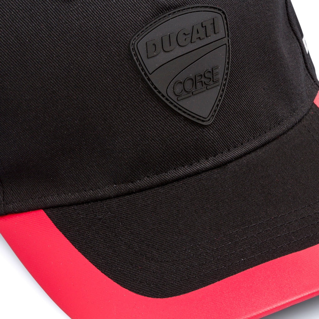 Cappellino da uomo nero con dettaglio rosso e logo Ducati