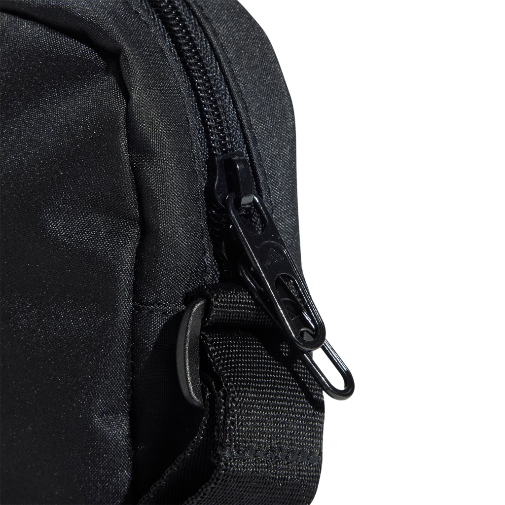 Borsello nero con tasca e logo frontale adidas