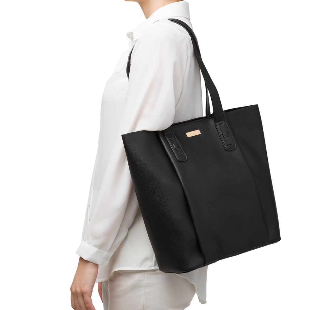 Borsa a spalla nera da donna con logo frontale Lora Ferres