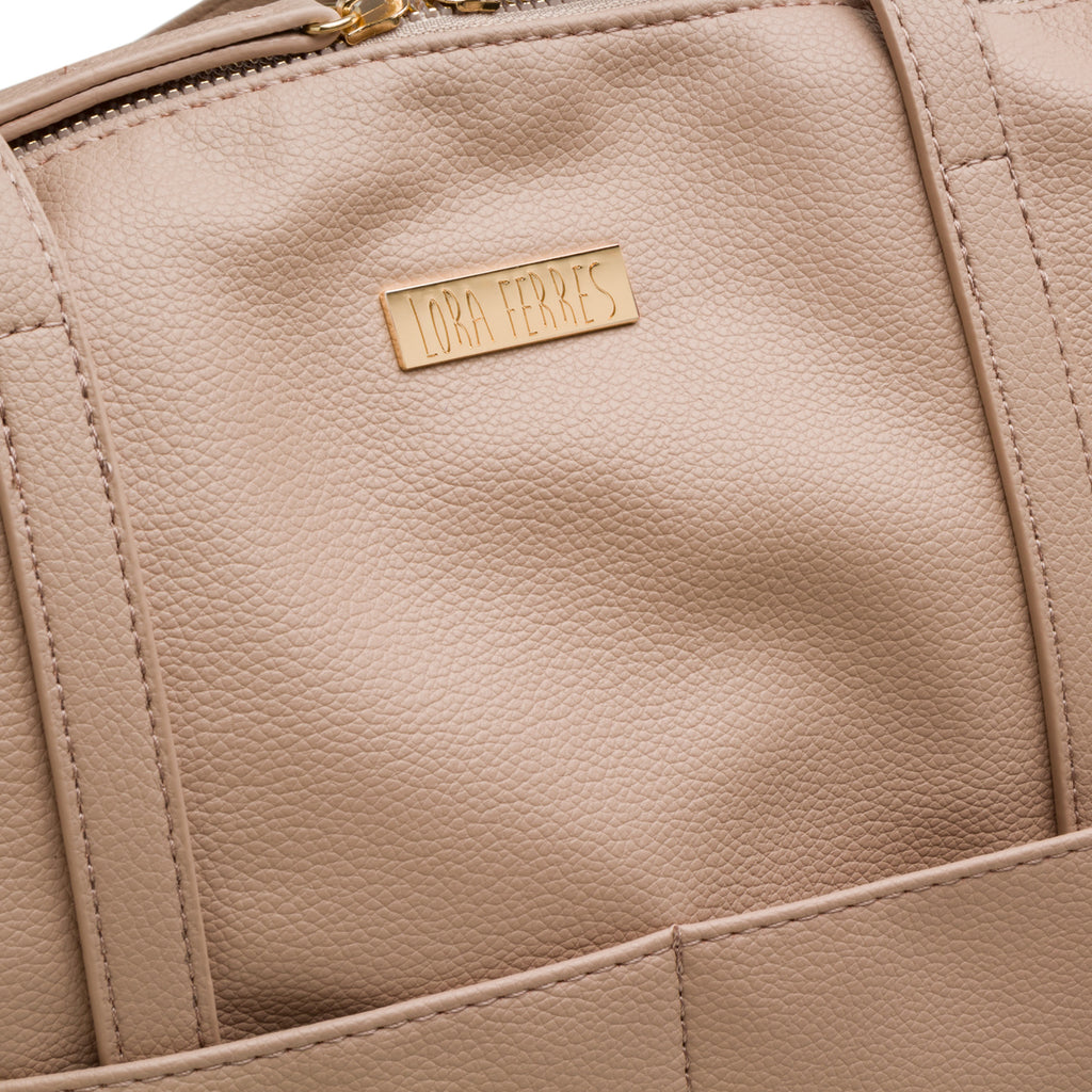 Borsa a spalla nude da donna con logo frontale Lora Ferres