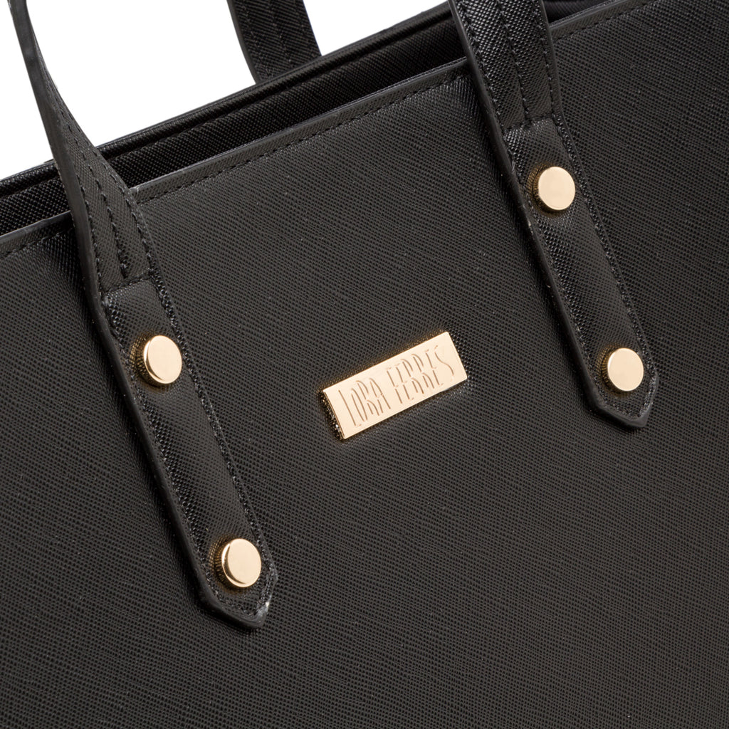 Borsa a spalla da donna nera con logo in metallo Lora Ferres