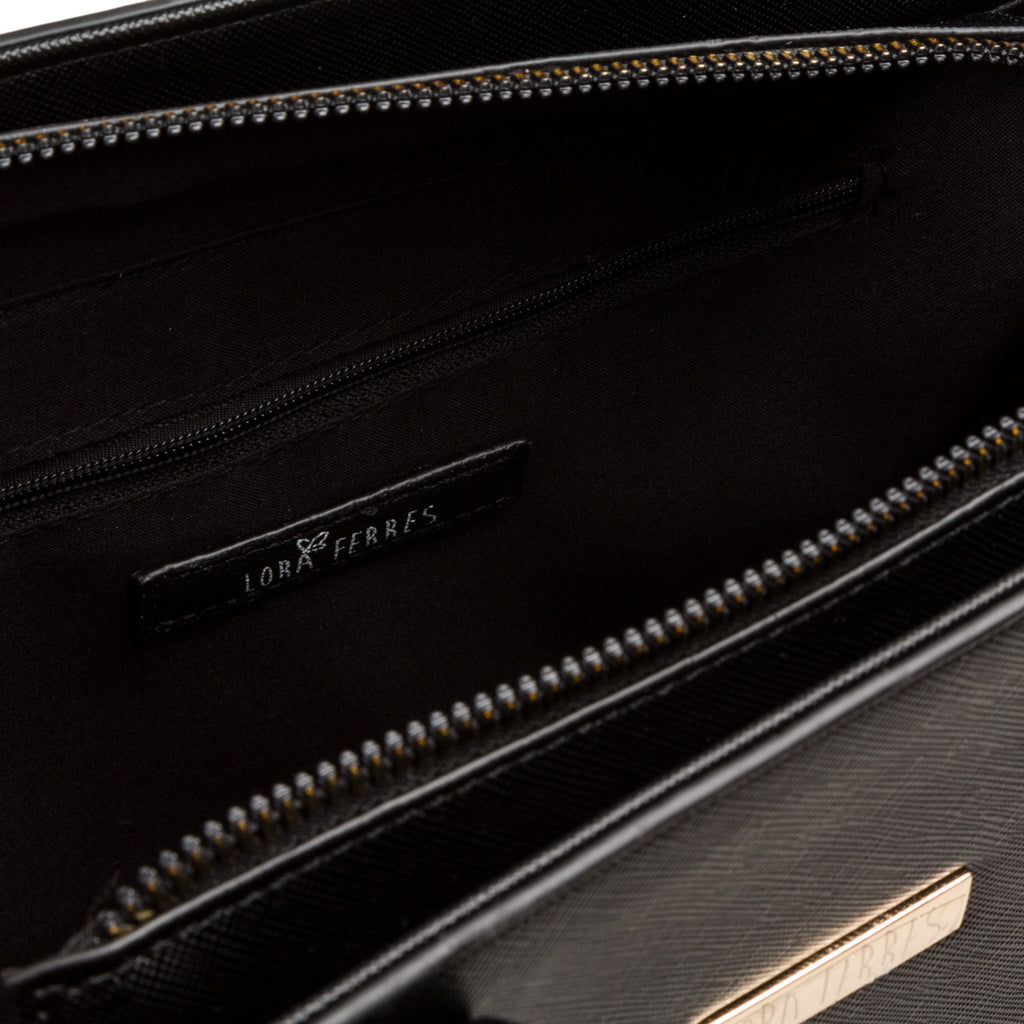 Borsa a spalla da donna nera con logo in metallo Lora Ferres