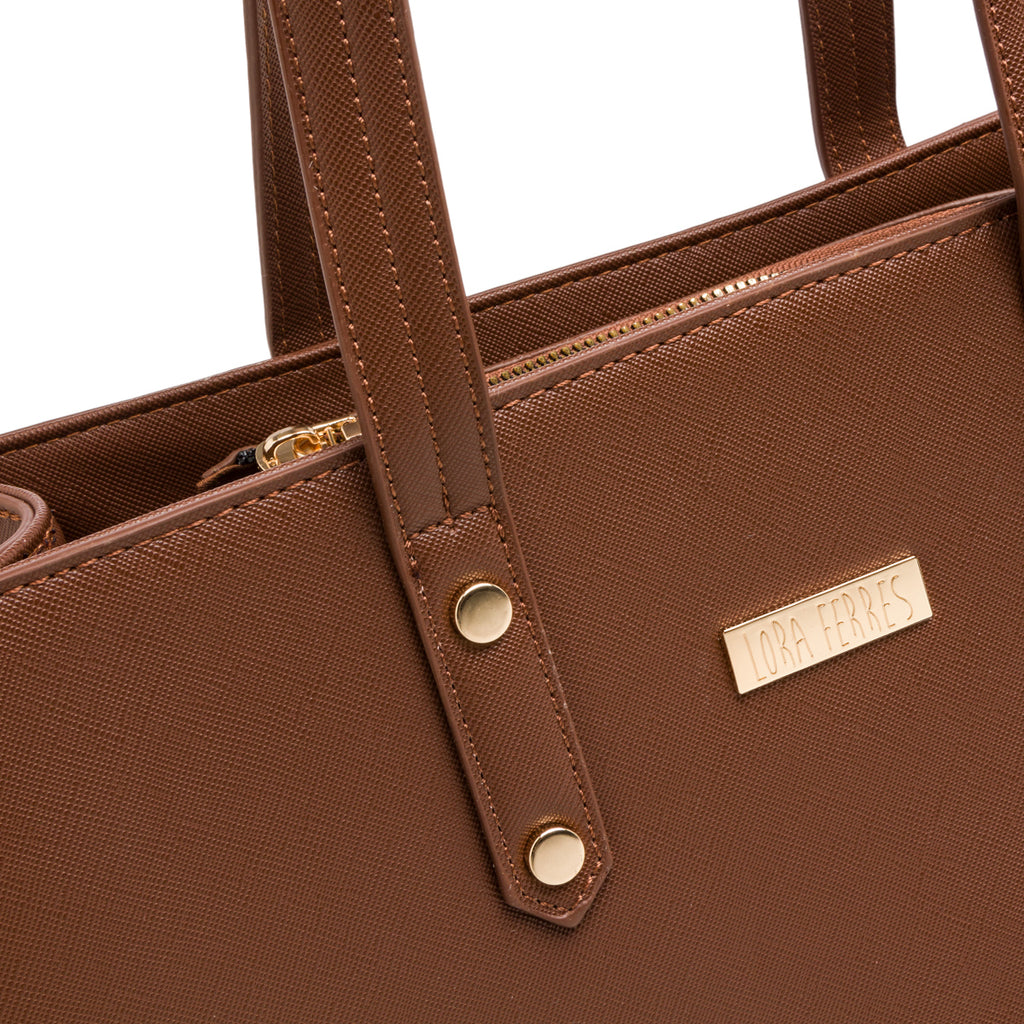 Borsa a spalla da donna marrone con logo in metallo Lora Ferres