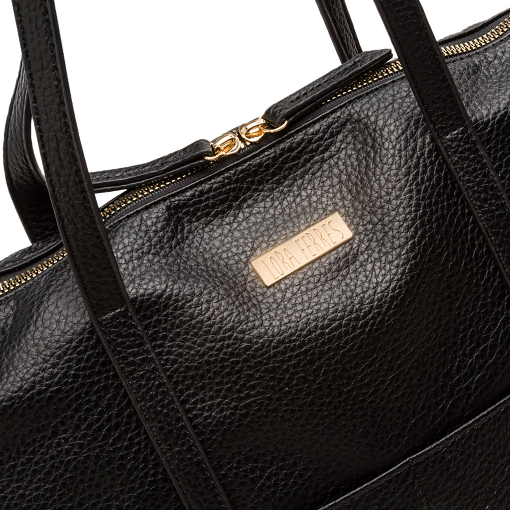 Borsa a spalla da donna nera con logo in metallo Lora Ferres