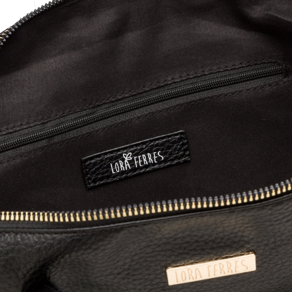 Borsa a spalla da donna nera con logo in metallo Lora Ferres