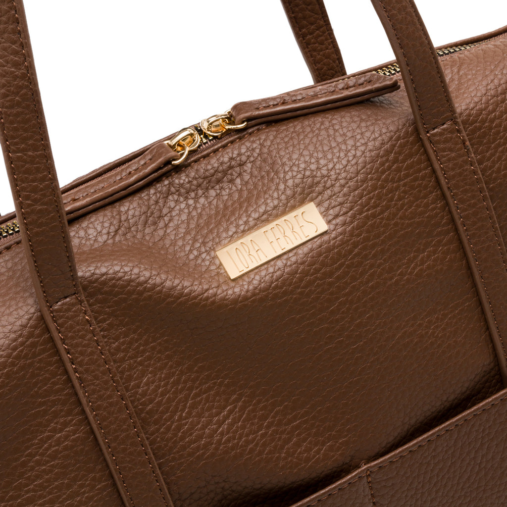 Borsa a spalla da donna marrone con logo in metallo Lora Ferres