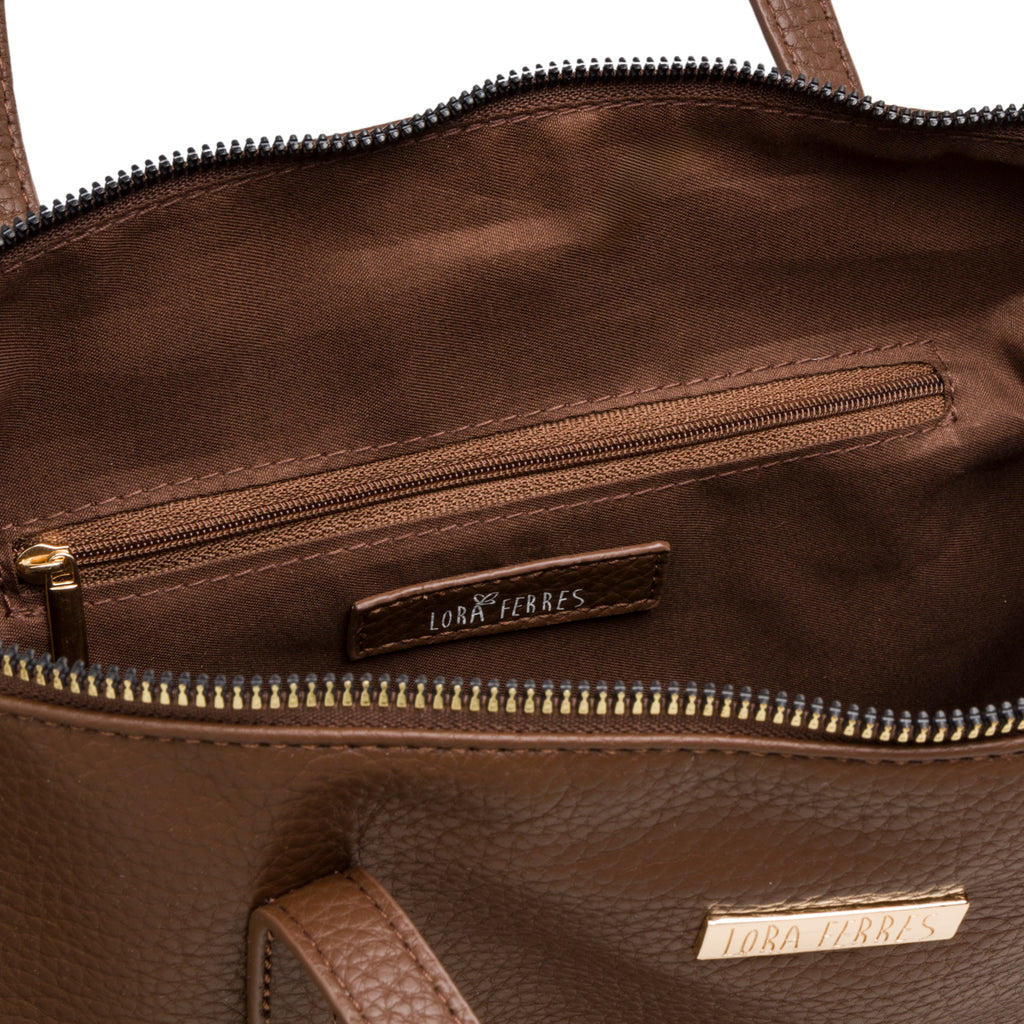 Borsa a spalla da donna marrone con logo in metallo Lora Ferres