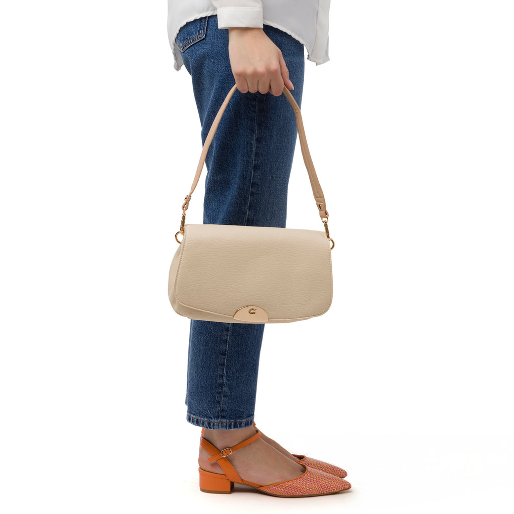 Borsa a spalla beige Carrera Jeans con logo in metallo