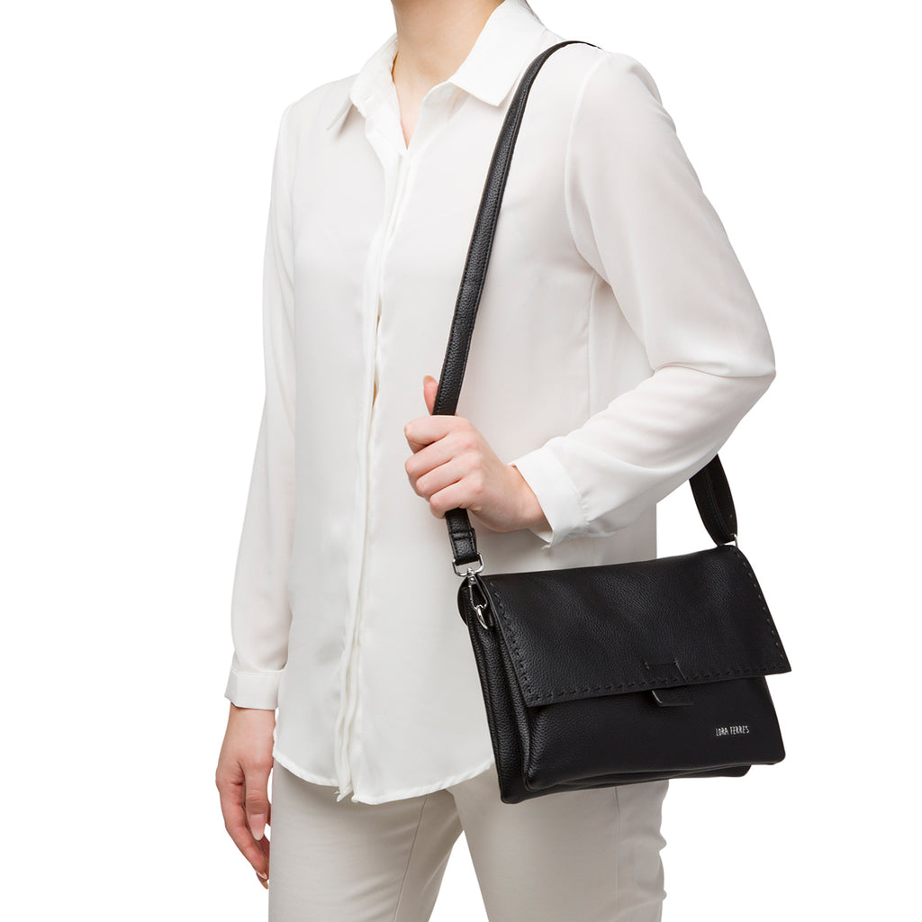 Borsa a tracolla nera da donna con cuciture a vista Lora Ferres