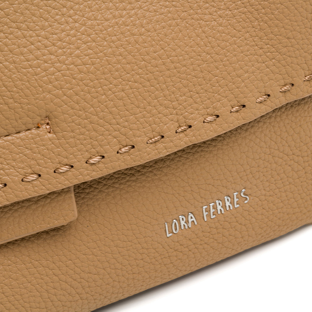 Borsa a tracolla da donna beige con logo frontale Lora Ferres