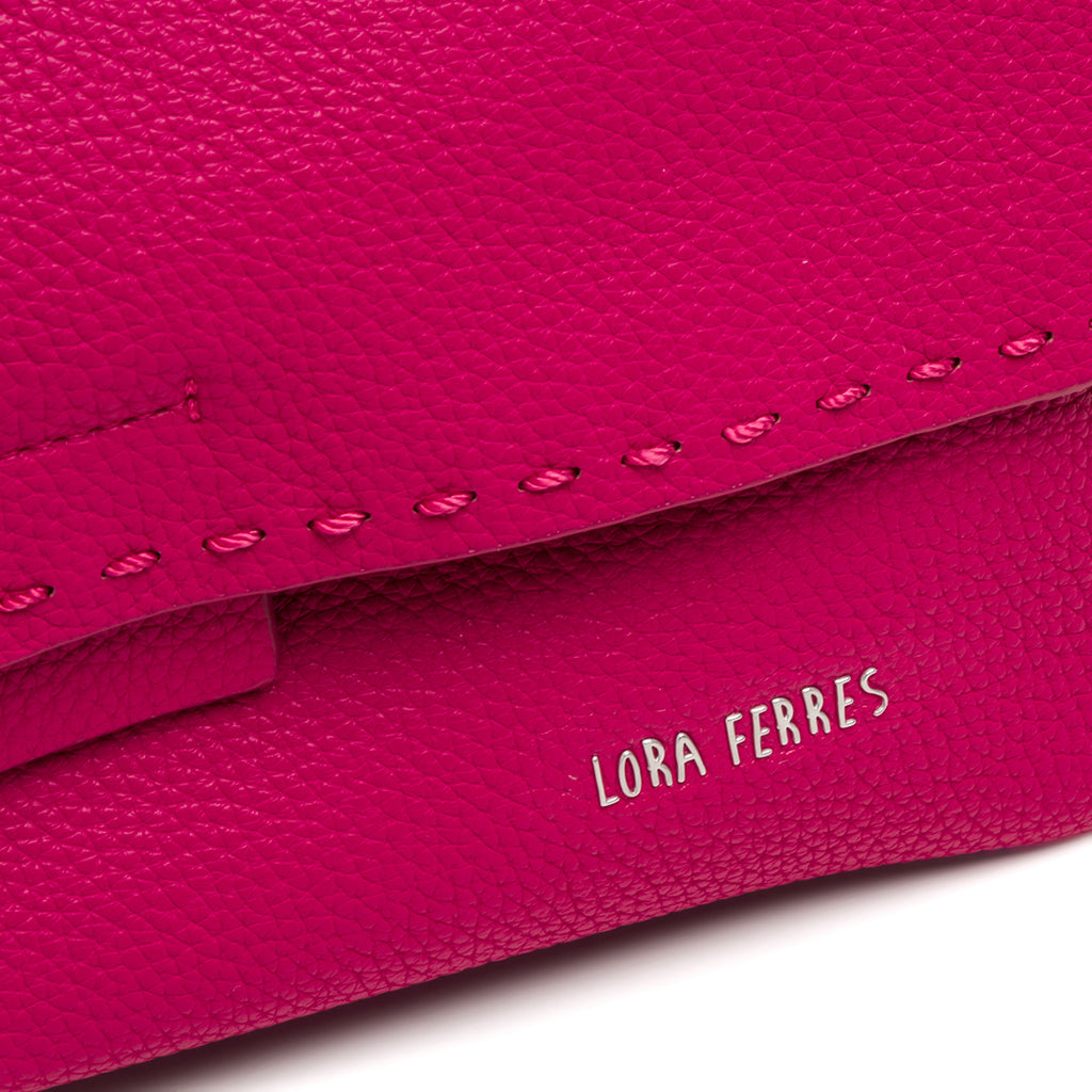 Borsa a tracolla da donna fucsia con logo frontale Lora Ferres