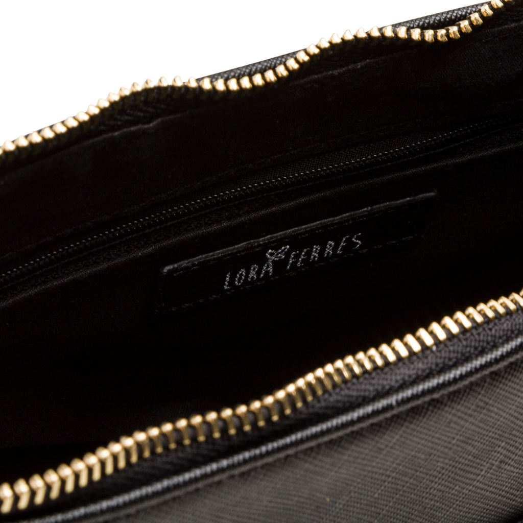 Borsa a tracolla nera con logo in metallo Lora Ferres