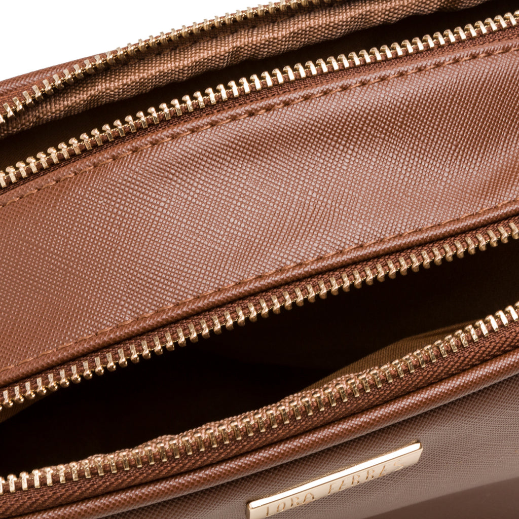 Borsa a tracolla marrone con logo in metallo Lora Ferres