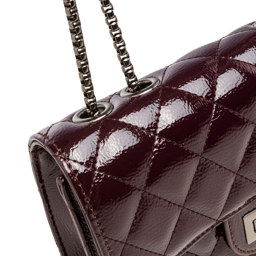 Borsa a tracolla da donna bordeaux effetto vernice con catenella Lora Ferres