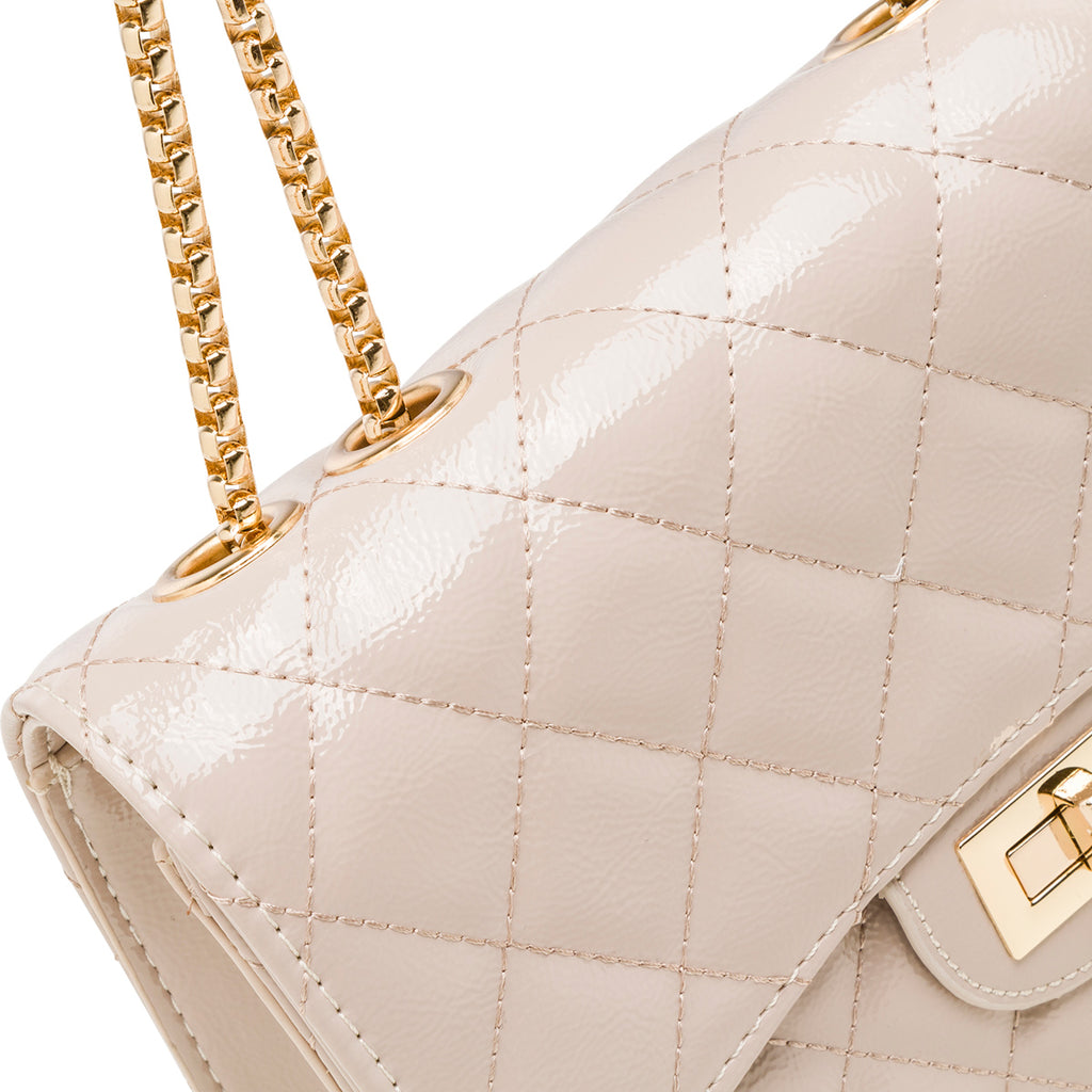 Borsa a tracolla da donna beige effetto vernice con catenella Lora Ferres