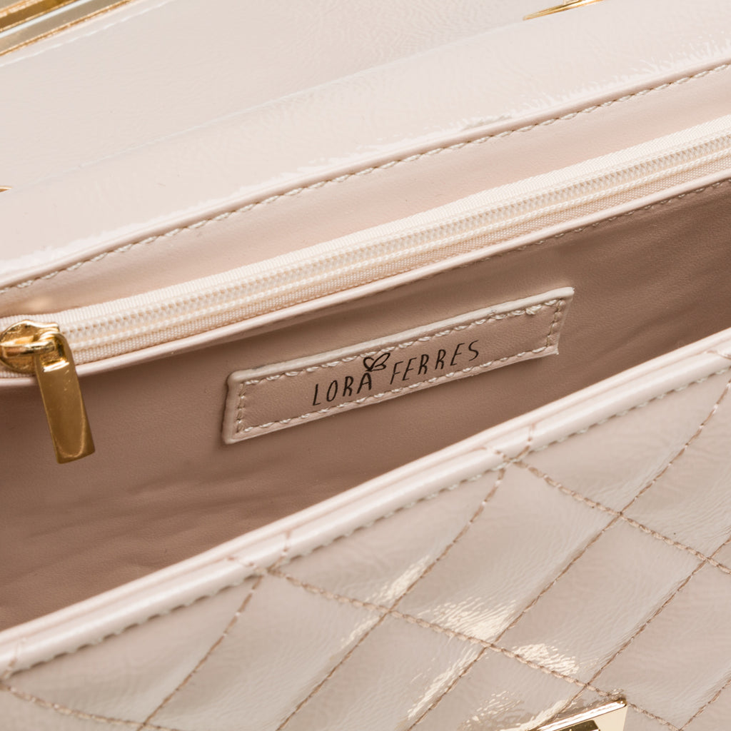 Borsa a tracolla da donna beige effetto vernice con catenella Lora Ferres