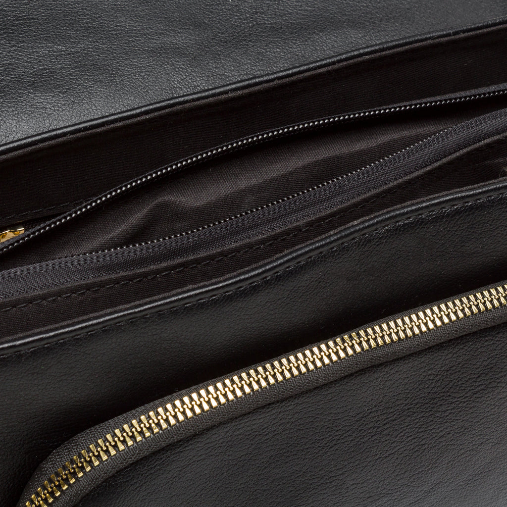 Borsa a Spalla da Donna Nera con Patta Lora Ferres