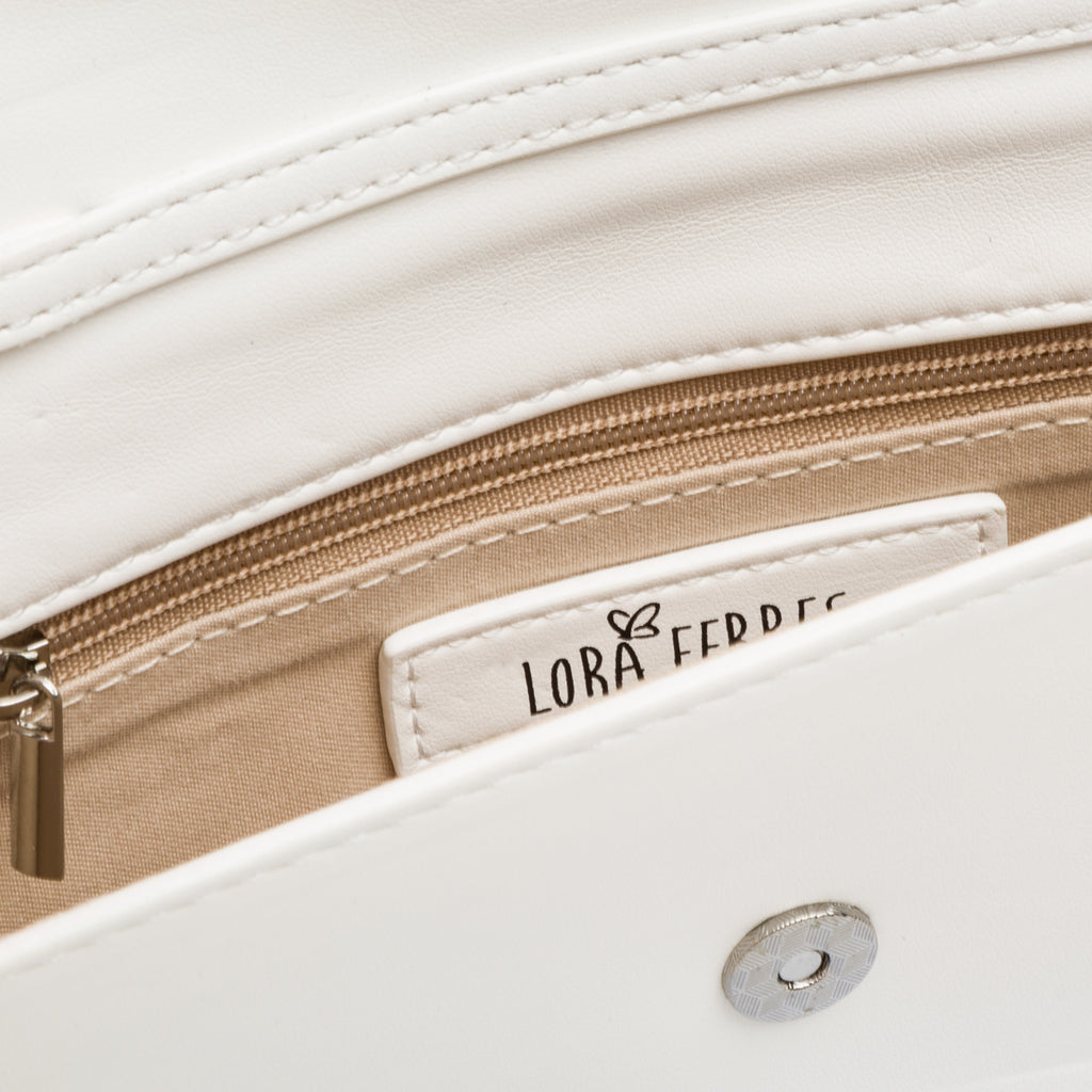 Clutch da donna bianca con dettaglio in metallo frontale Lora Ferres