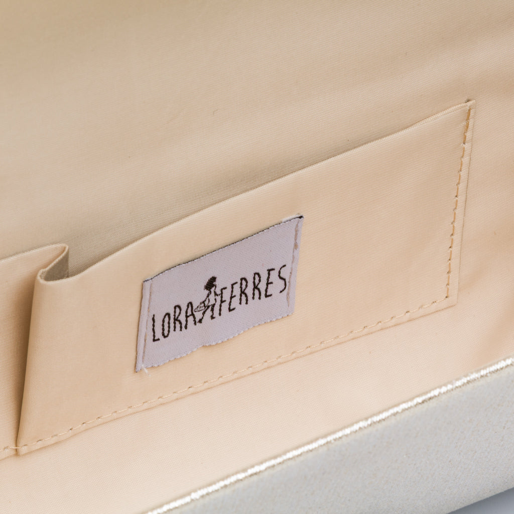 Pochette da donna oro con dettaglio strass e logo Lora Ferres