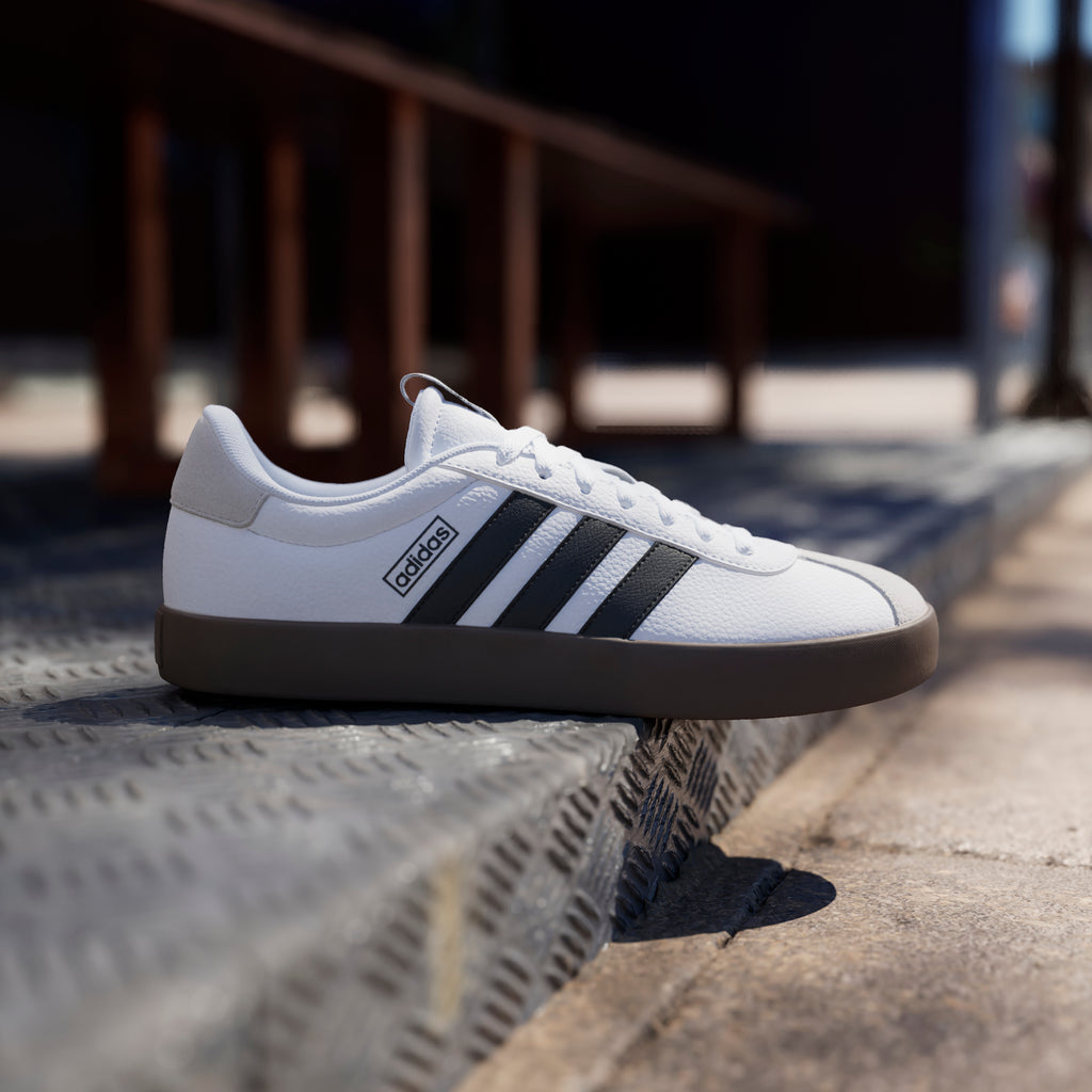 Sneakers bianche da uomo con strisce laterali nere adidas VL Court 3.0