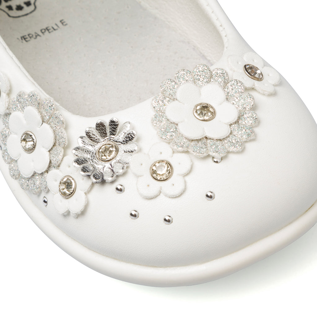 Ballerine primi passi bianche e argento da bambina con fiori e chiusura a strappo Le Scarpe di Alice