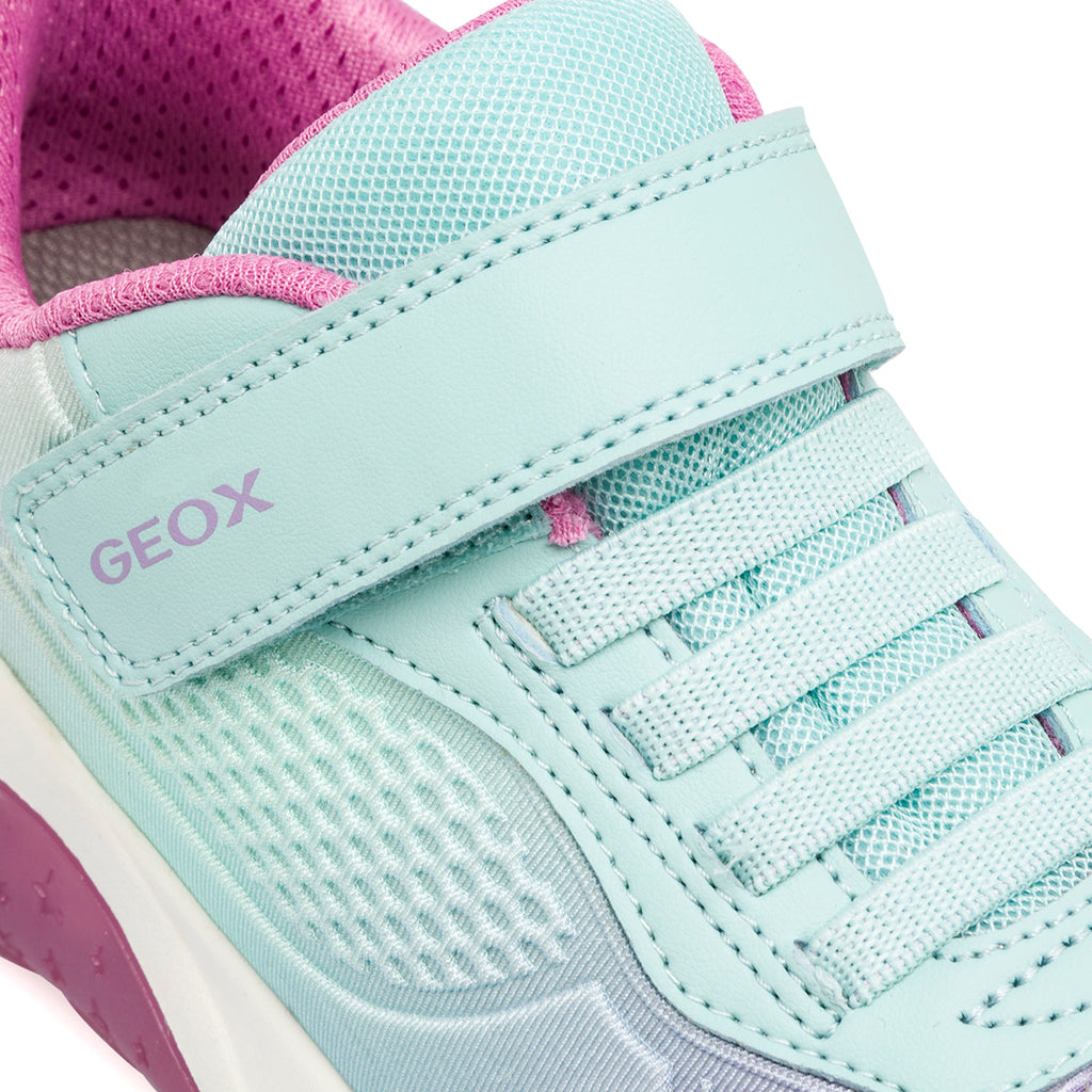 Sneakers da ragazza azzurre con dettagli rosa e viola e luci Geox