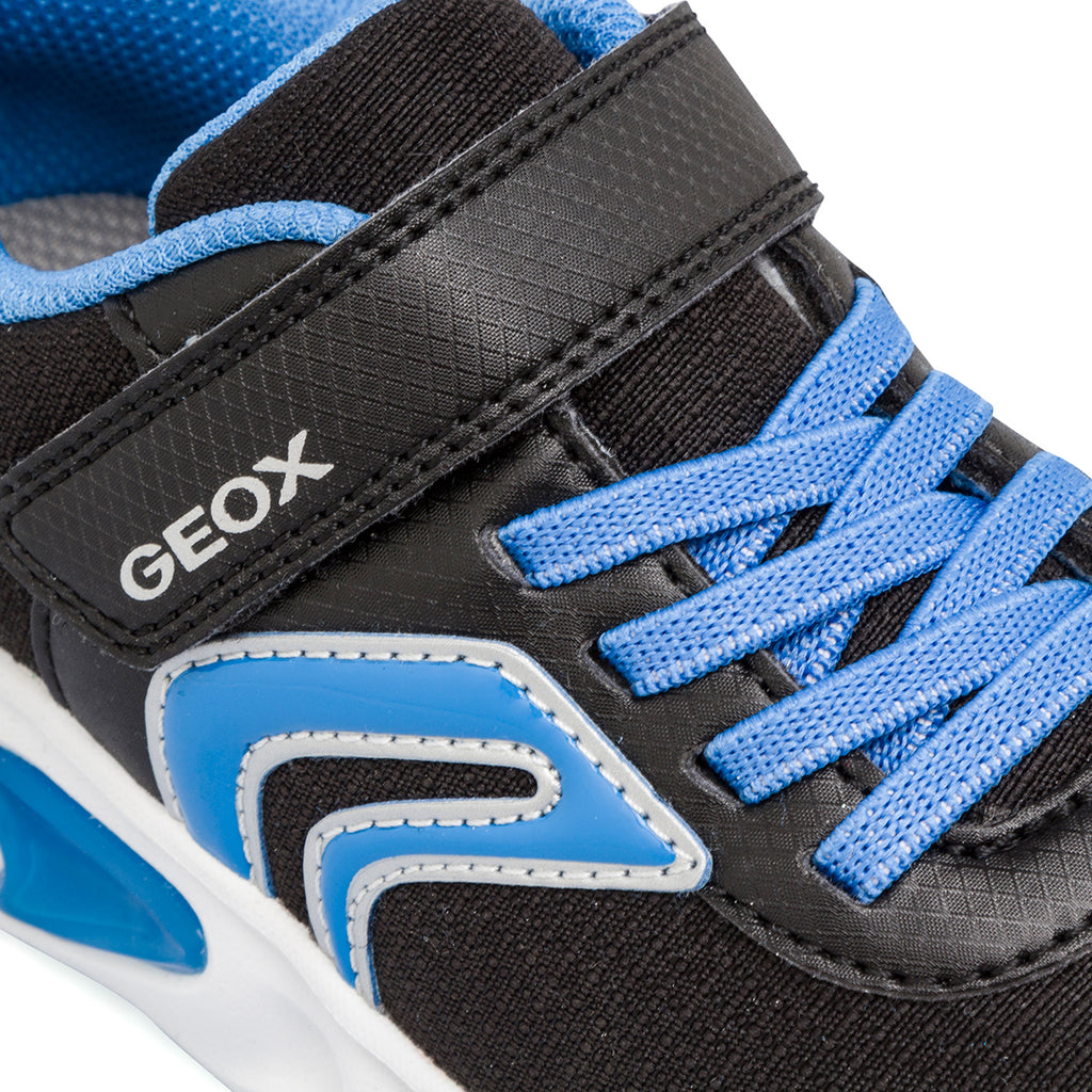 Sneakers traspiranti da bambino Geox nere e blu con luci nella suola