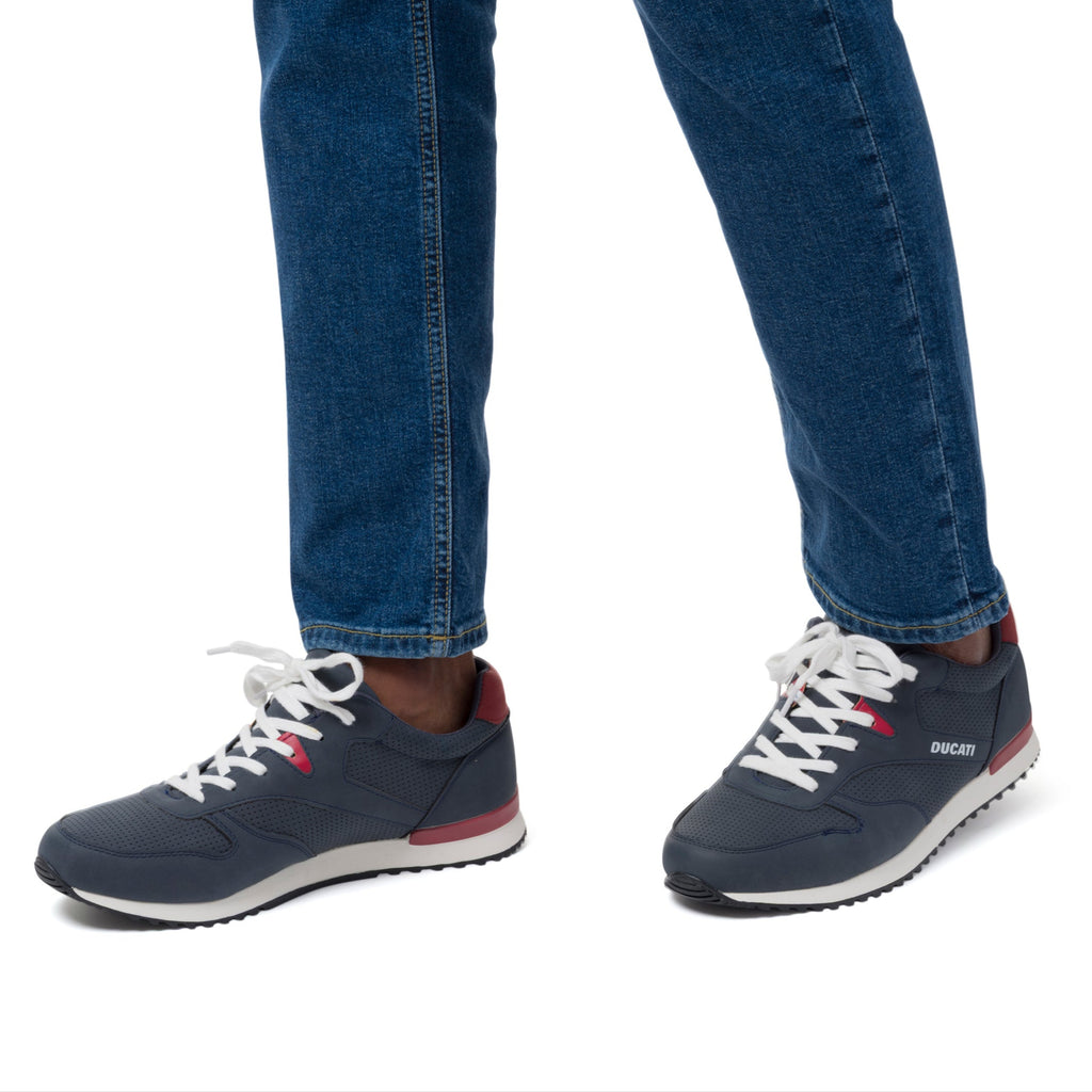 Sneakers traforate blu da uomo con dettaglio a contrasto e logo Ducati