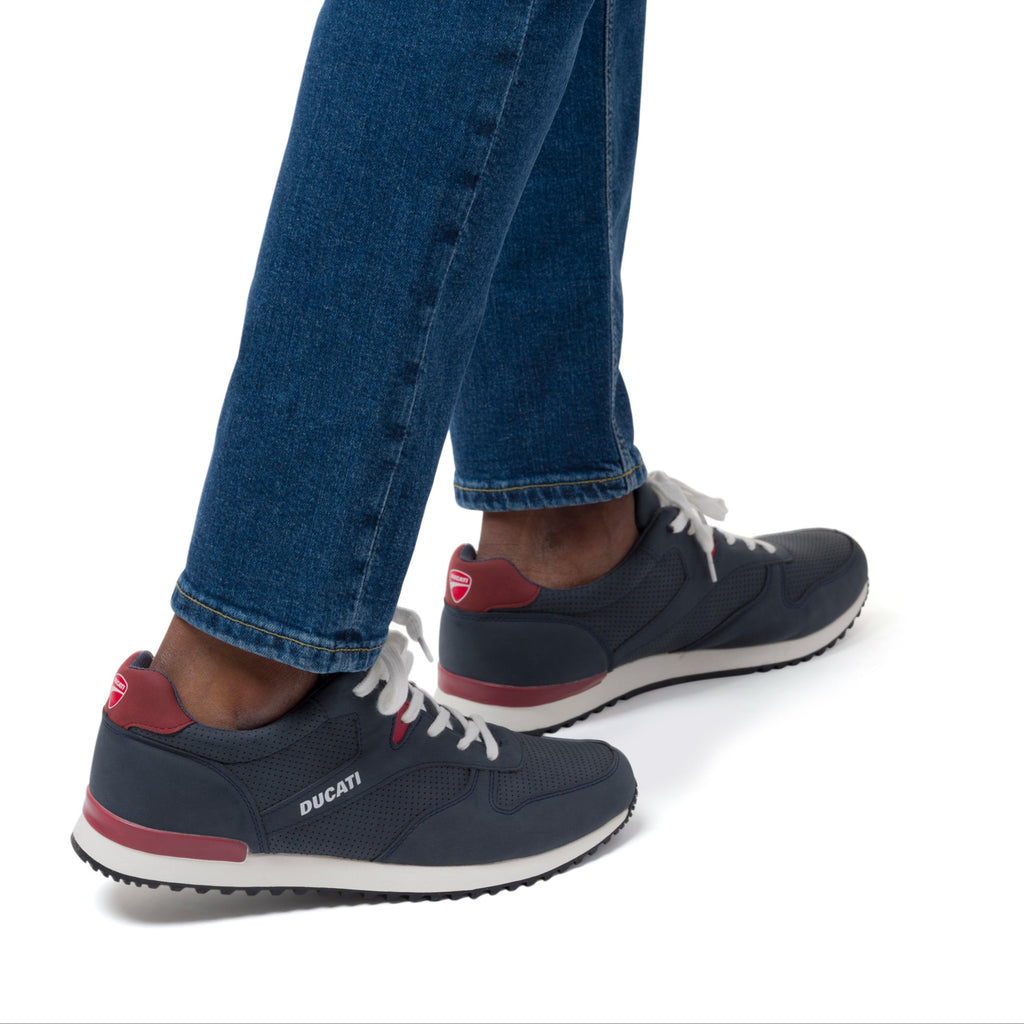 Sneakers traforate blu da uomo con dettaglio a contrasto e logo Ducati