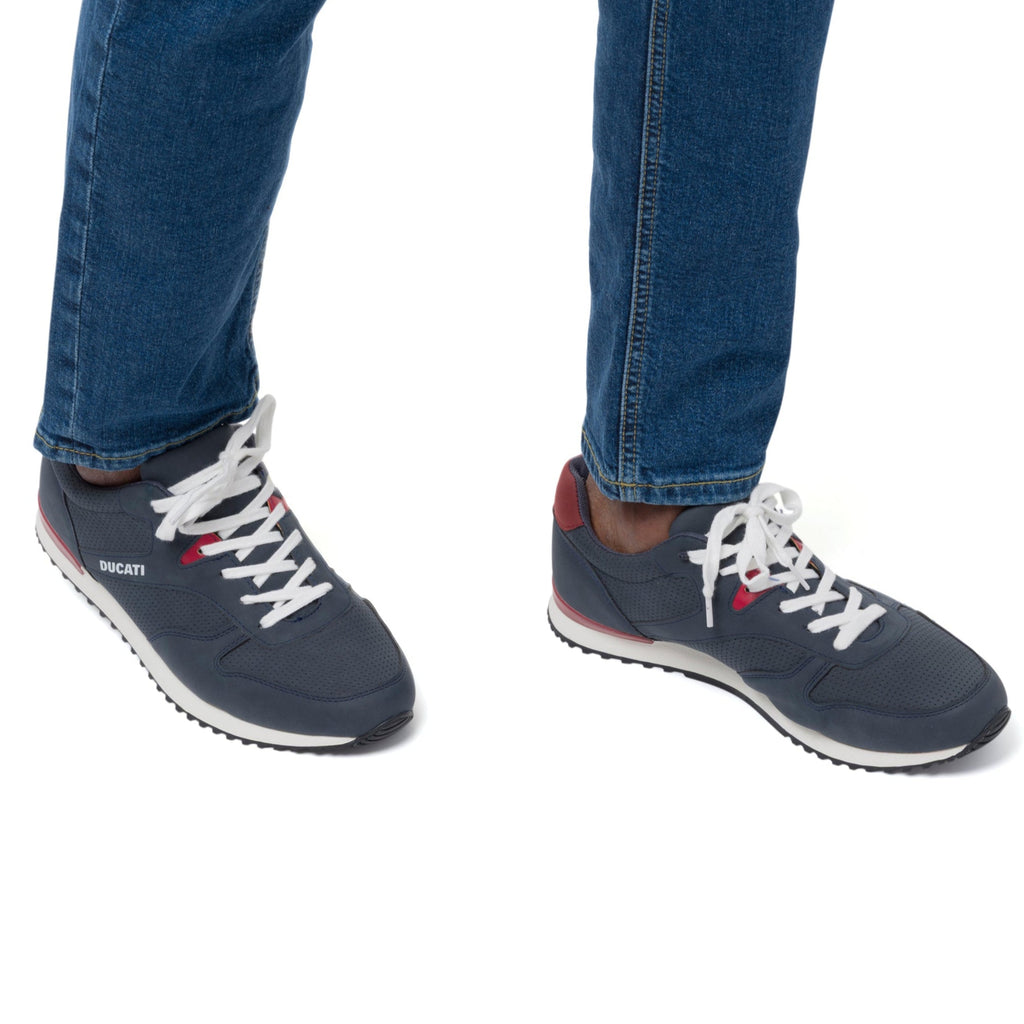 Sneakers traforate blu da uomo con dettaglio a contrasto e logo Ducati