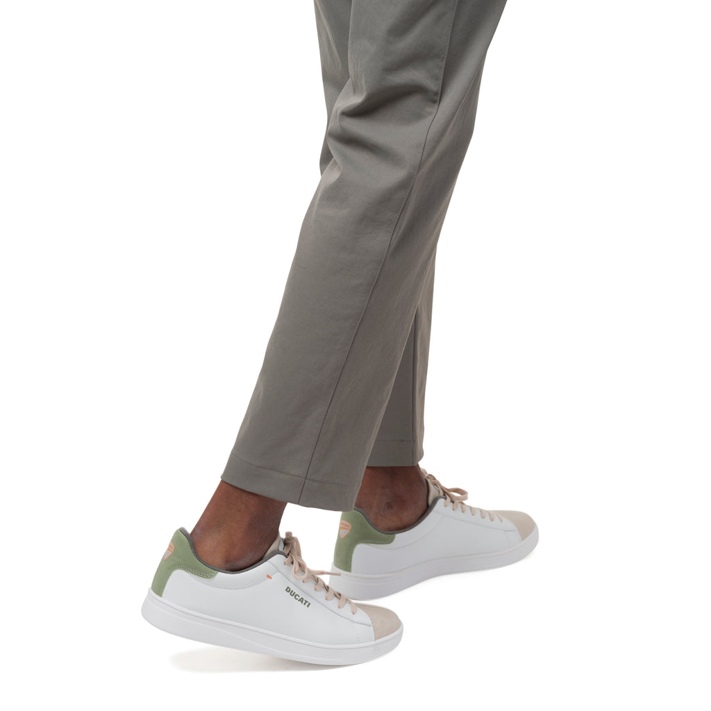 Sneakers bianche e beige da Uomo con dettaglio verde sul tallone Ducati