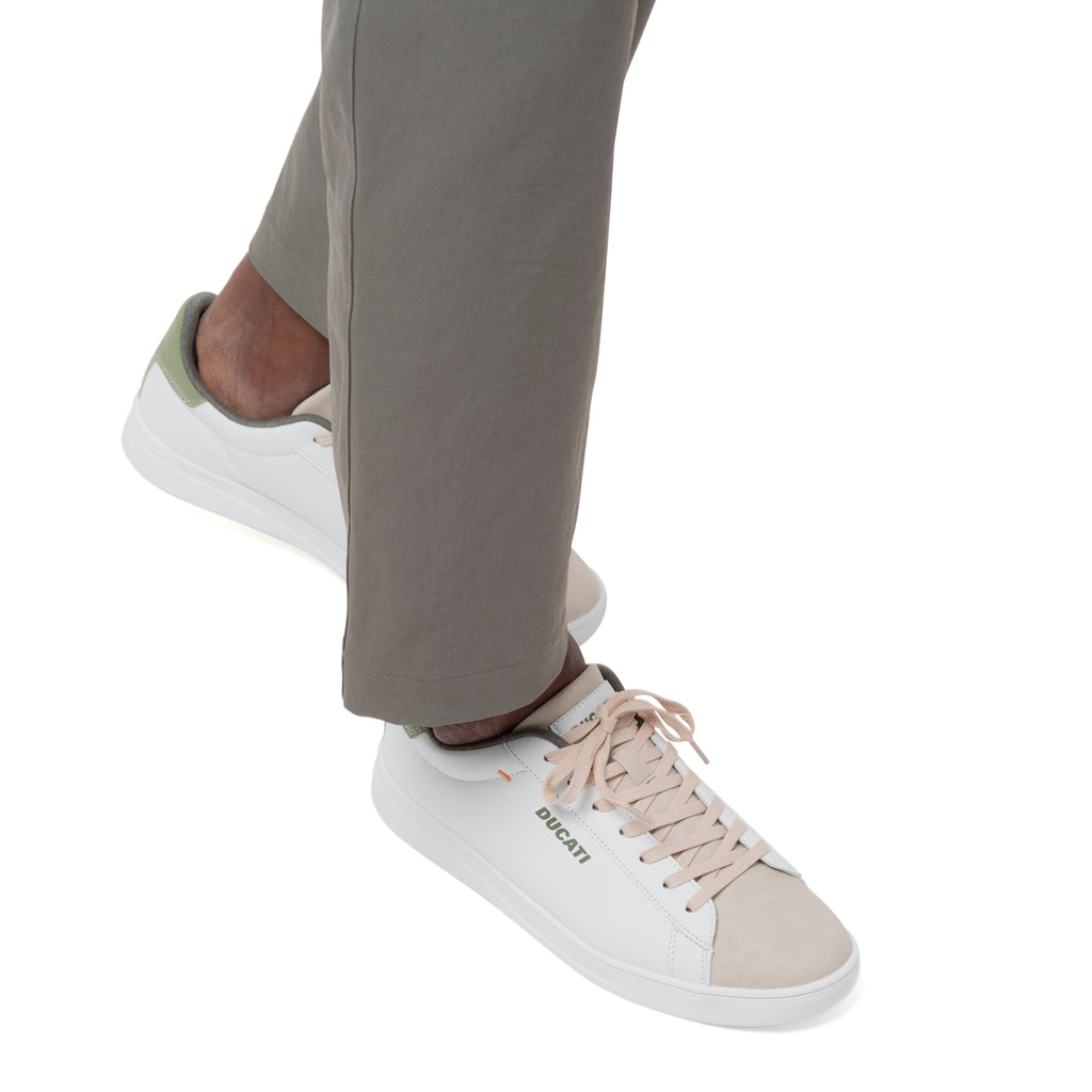 Sneakers bianche e beige da Uomo con dettaglio verde sul tallone Ducati