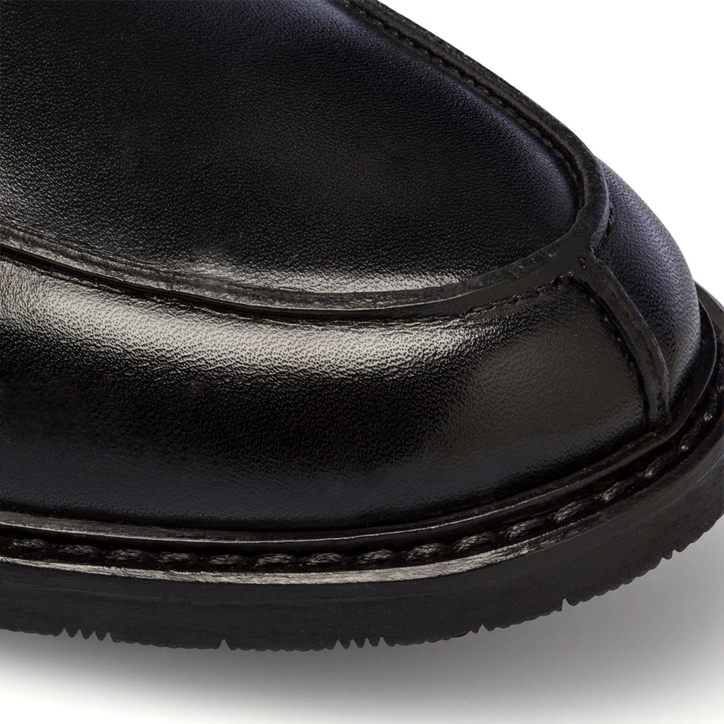 Mocassini eleganti da uomo neri in pelle Primopiano