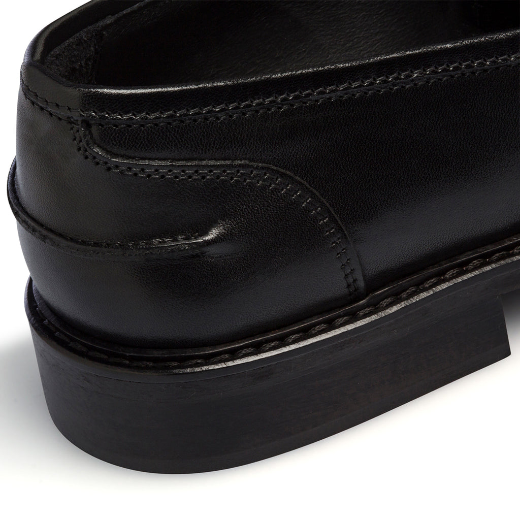 Mocassini eleganti da uomo neri in pelle Primopiano