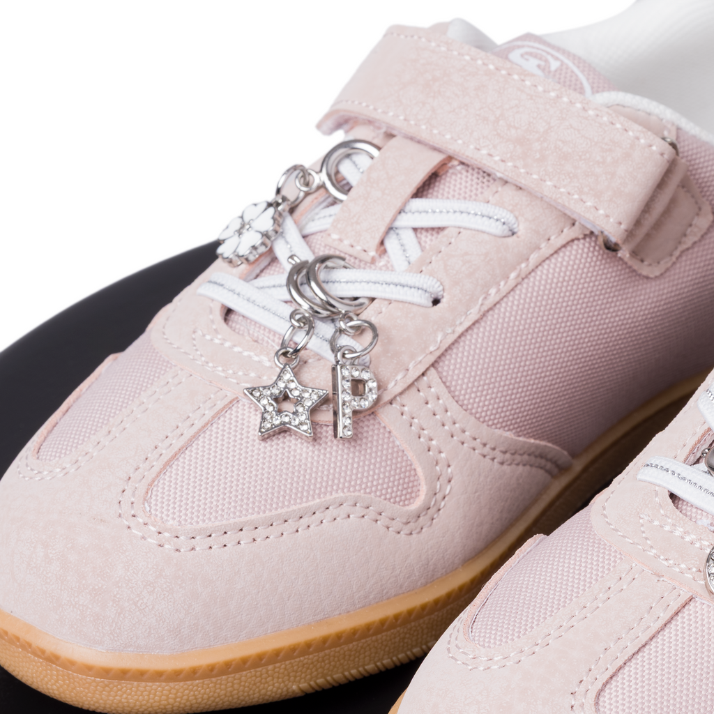 Charm Lettera P strass argento dettaglio chic scarpe borse Lora Ferres