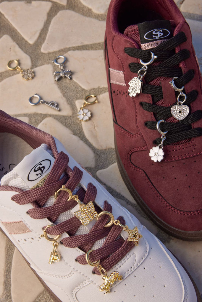 Charm Lettera P strass oro dettaglio chic scarpe borse Lora Ferres