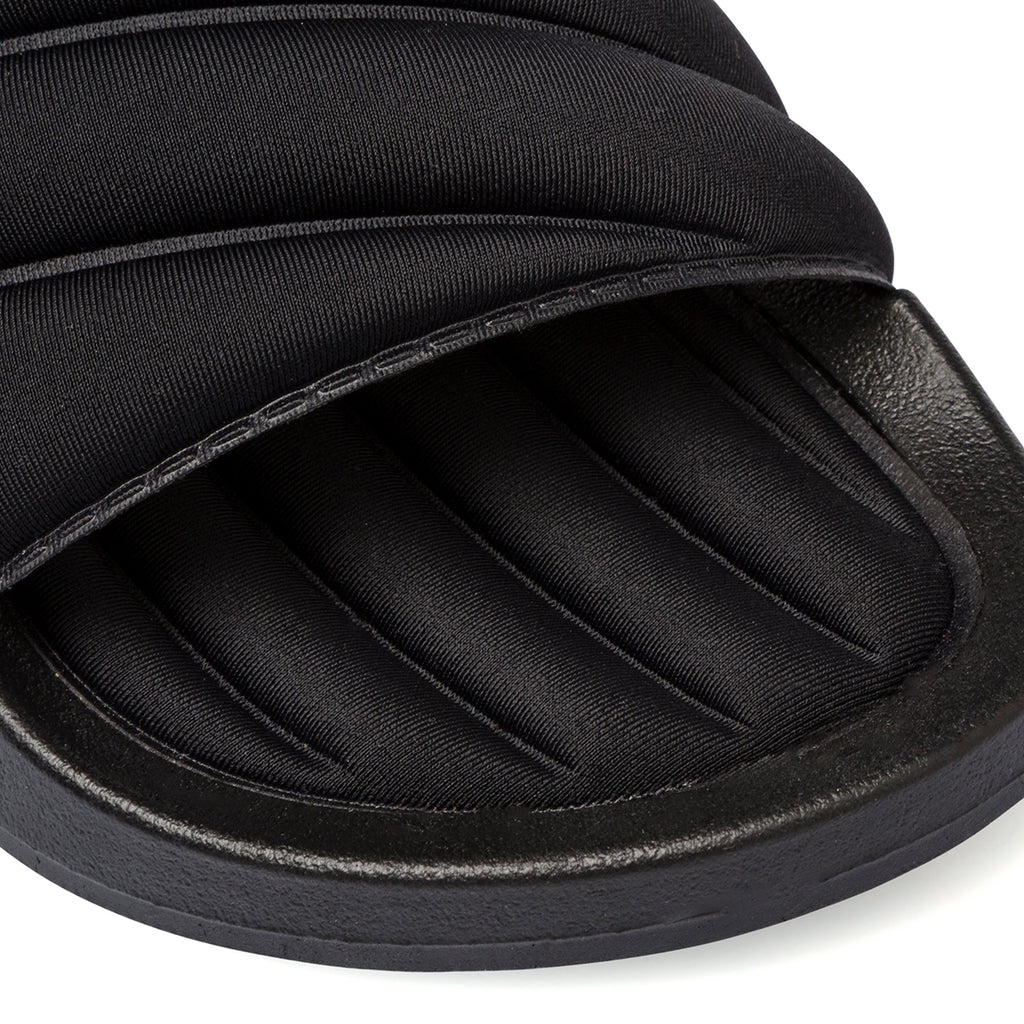 Ciabatte nere da donna effetto trapuntato con fascia singola Lora Ferres