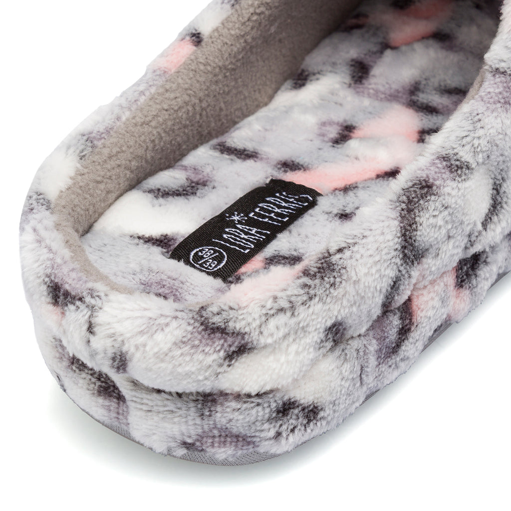 Ciabatte da donna Lora Ferres grigie in peluche con stampa leopardata