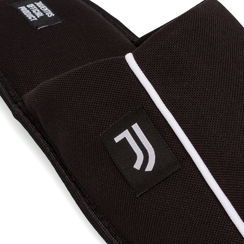 Pantofole da uomo Juventus nere in tessuto con logo J bianco