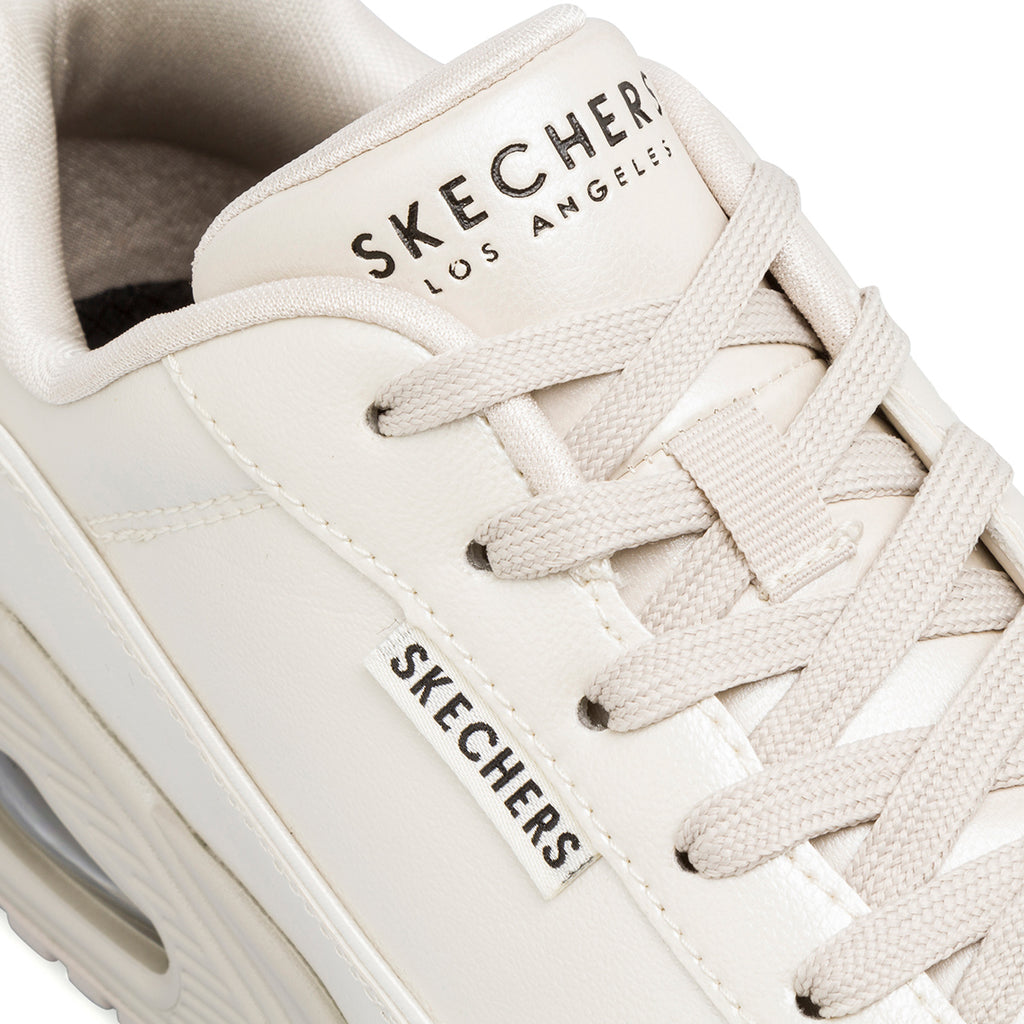 Sneakers bianco effetto perlato da donna con suola ad aria Skechers Uno
