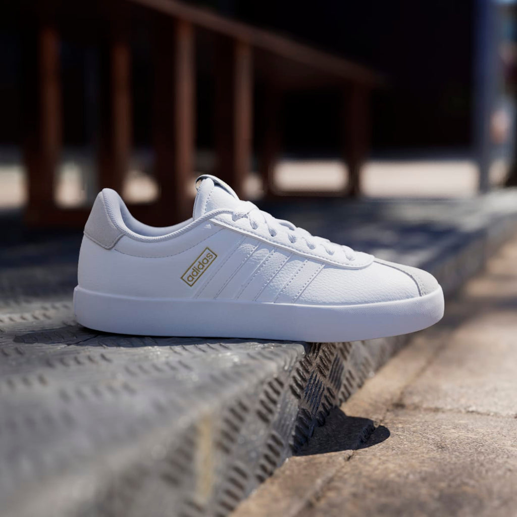 Sneakers da donna bianche con dettagli effetto scamosciato adidas VL Court 3.0