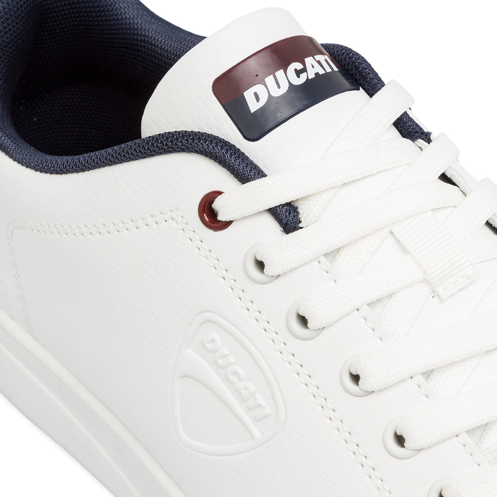 Sneakers bianche da uomo con dettagli blu e logo Ducati Slick