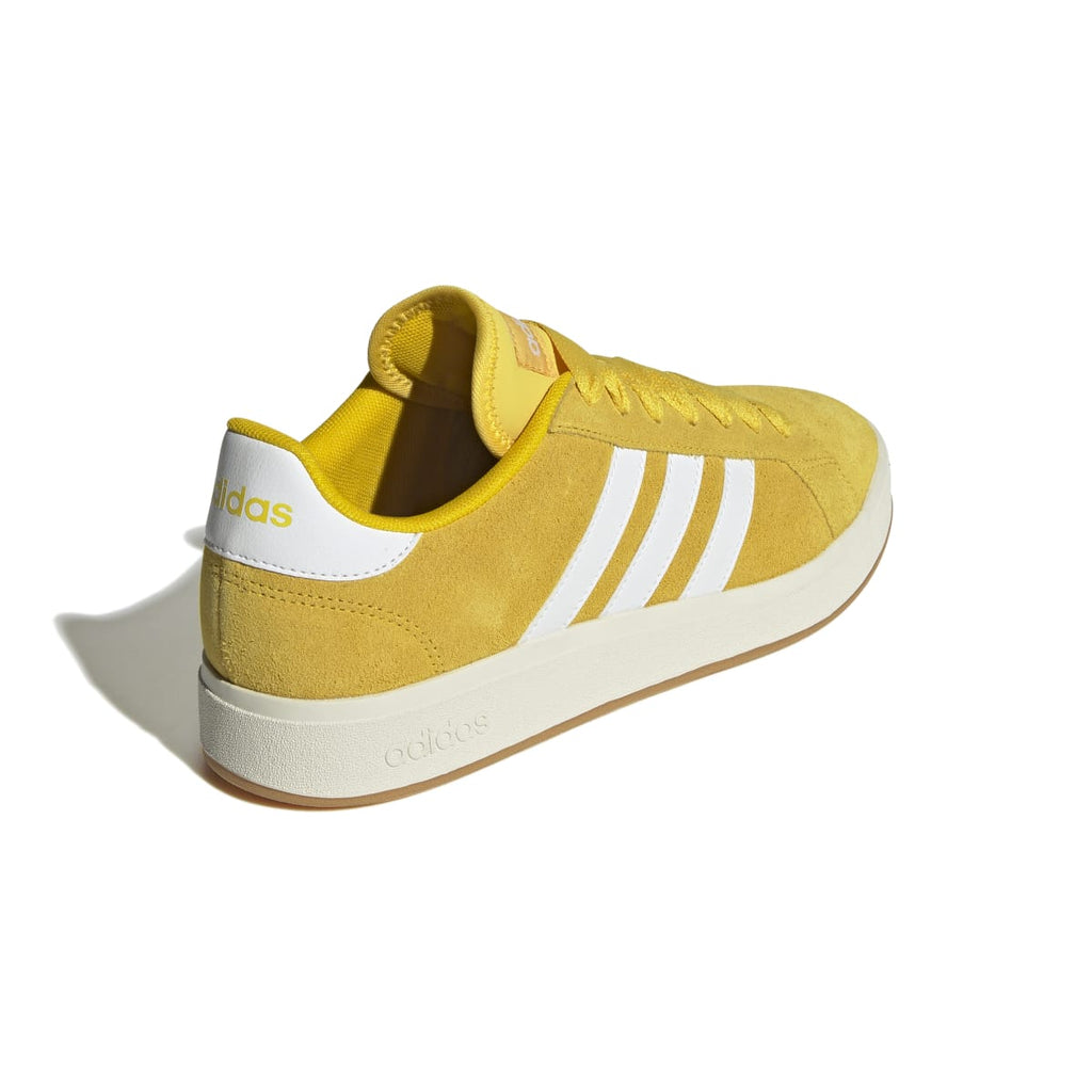 Sneakers da uomo gialle in pelle effetto scamoscato adidas Grand Court Base 00s