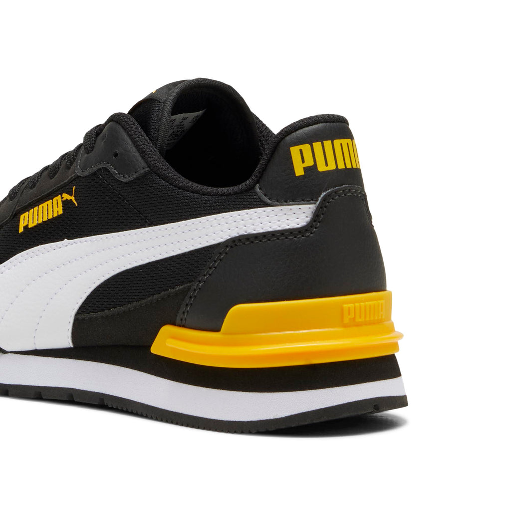 Sneakers da ragazzo nere con dettagli gialli Puma Runner V4