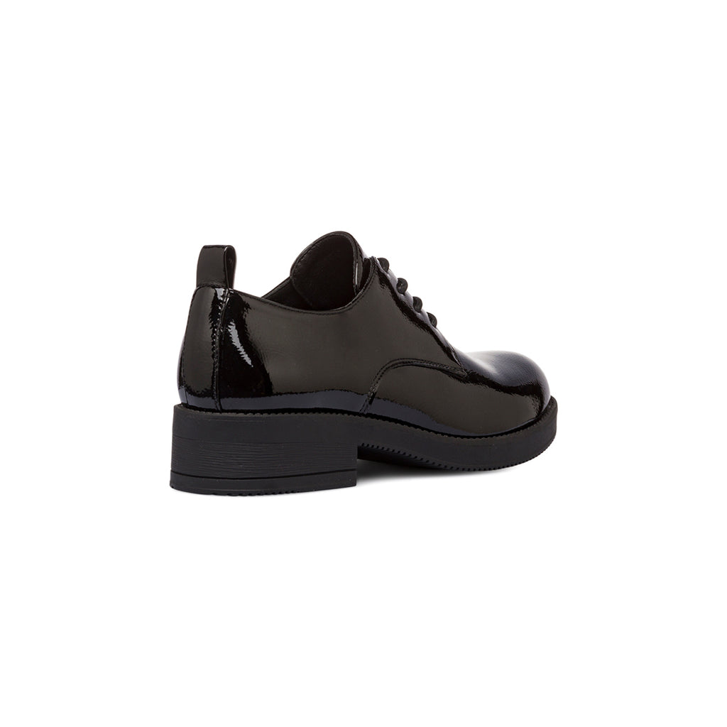Stringate nere da donna effetto lucido e allacciatura derby Lora Ferres
