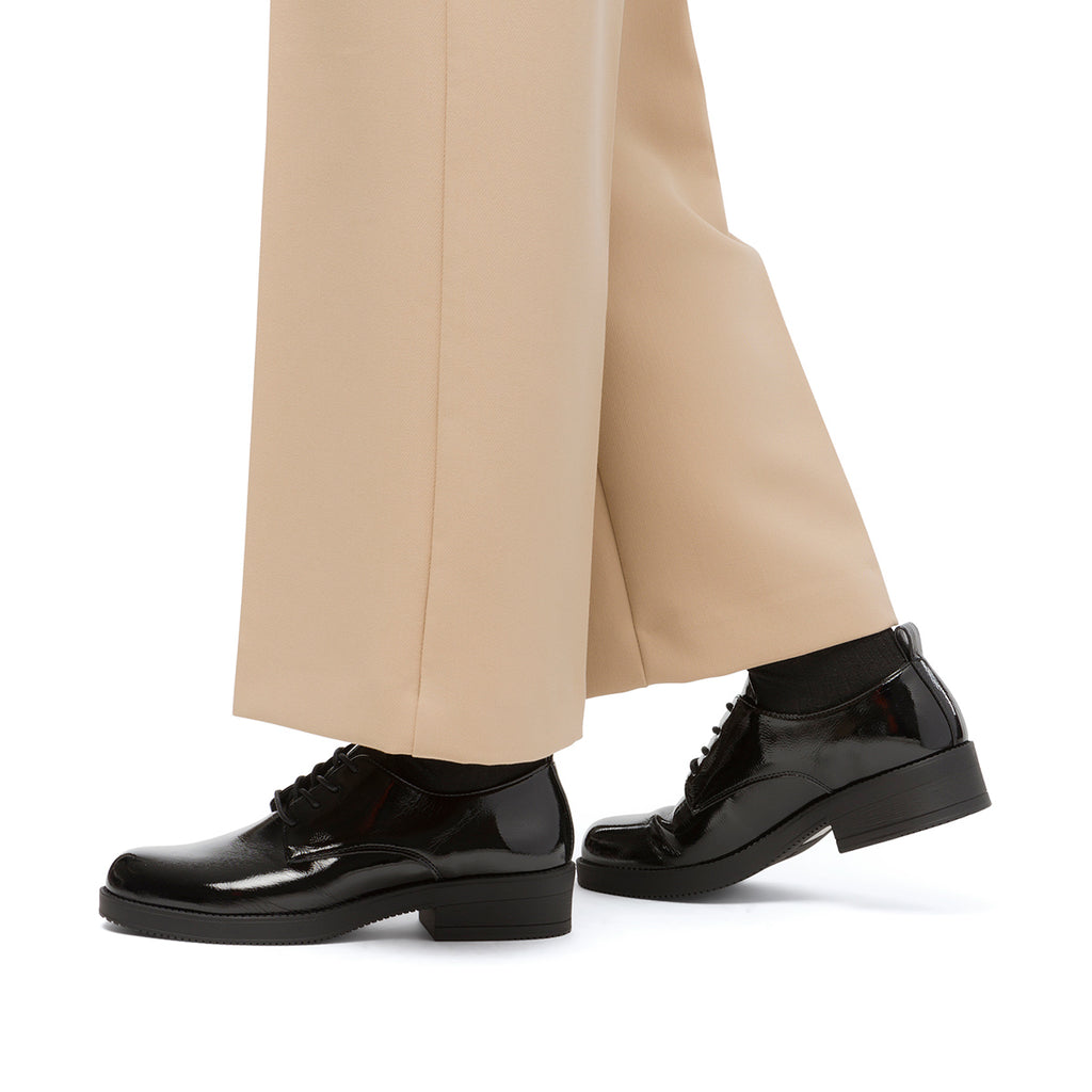 Stringate nere da donna effetto lucido e allacciatura derby Lora Ferres