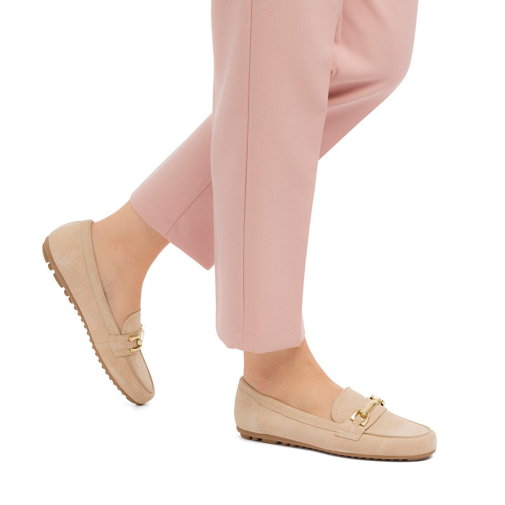 Mocassini beige in pelle scamosciata da donna con morsetto P Essentials