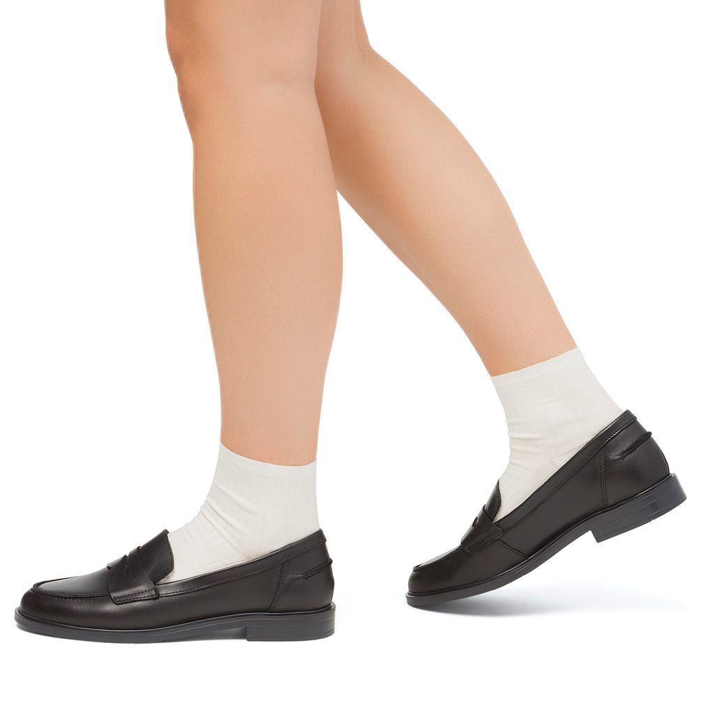 Mocassini neri da donna in pelle Primopiano