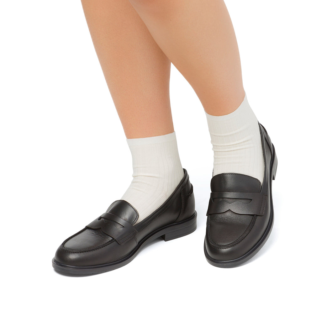 Mocassini neri da donna in pelle Primopiano