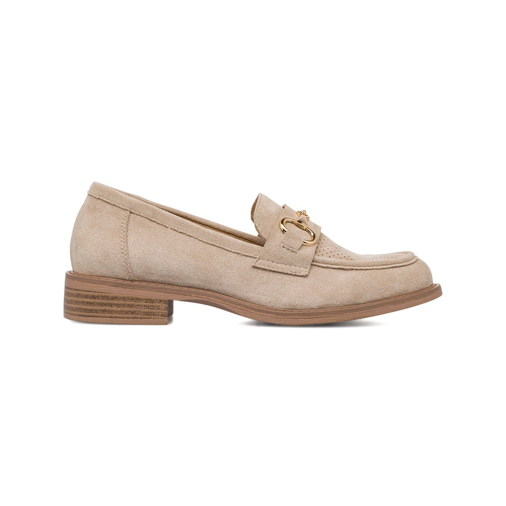 Mocassini da donna beige effetto scamosciato con morsetto in metallo Lora Ferres